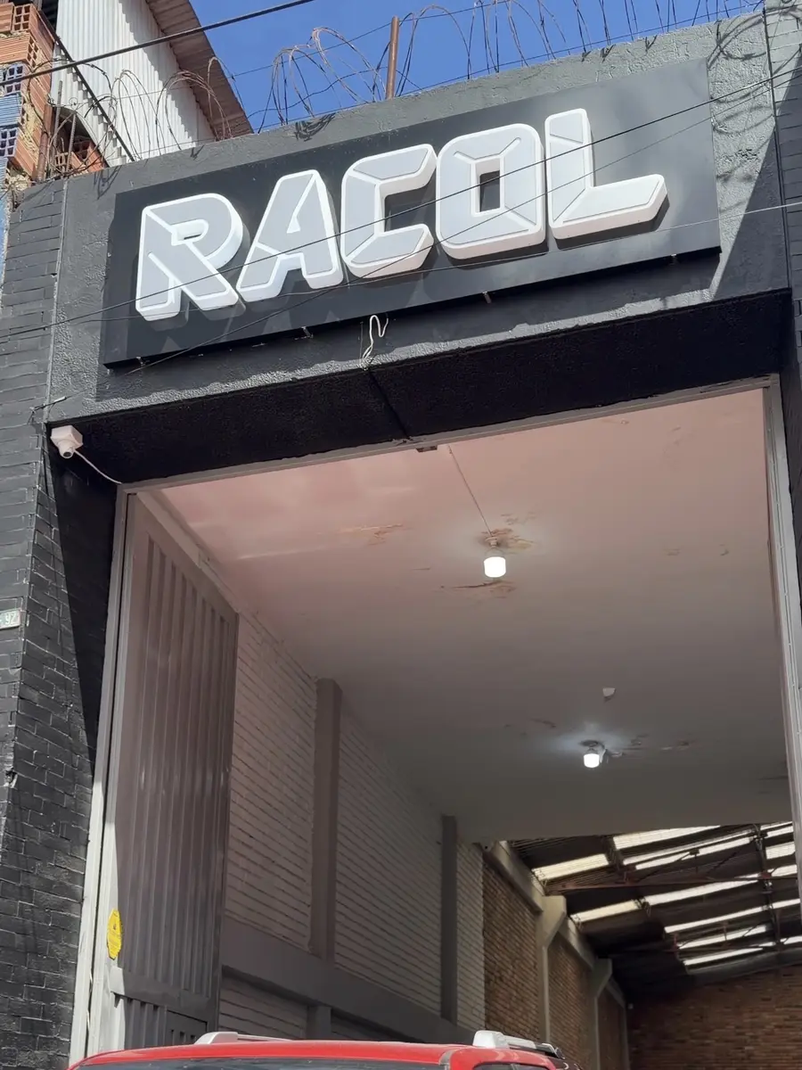 La entrada del taller, con el letrero de RACOL sobre la puerta