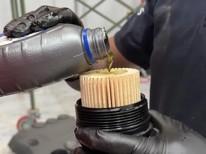 Aceite nuevo cayendo sobre el filtro antes de montarlo
