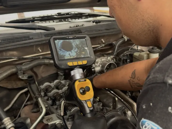Cámara endoscópica dentro del motor, con su pantalla a la vista