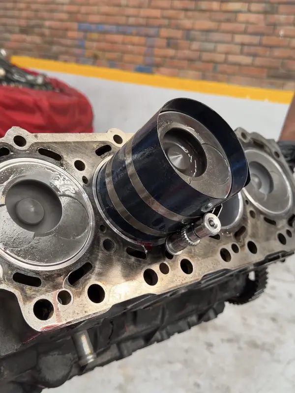 Pieza de motor desarmada sobre el banco