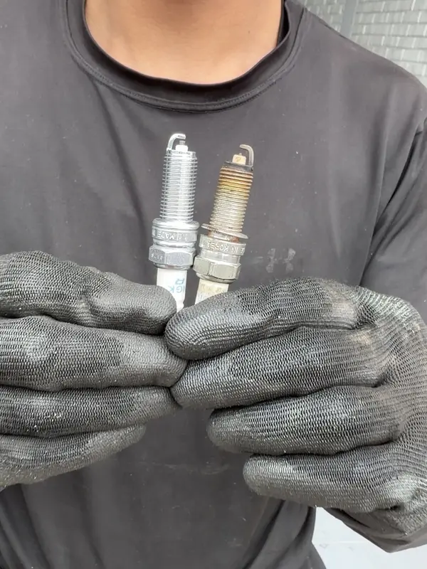 Dos bujías en la mano, la que salió del motor y la nueva